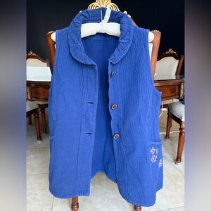 All cotton Peter Pan collar button down vest